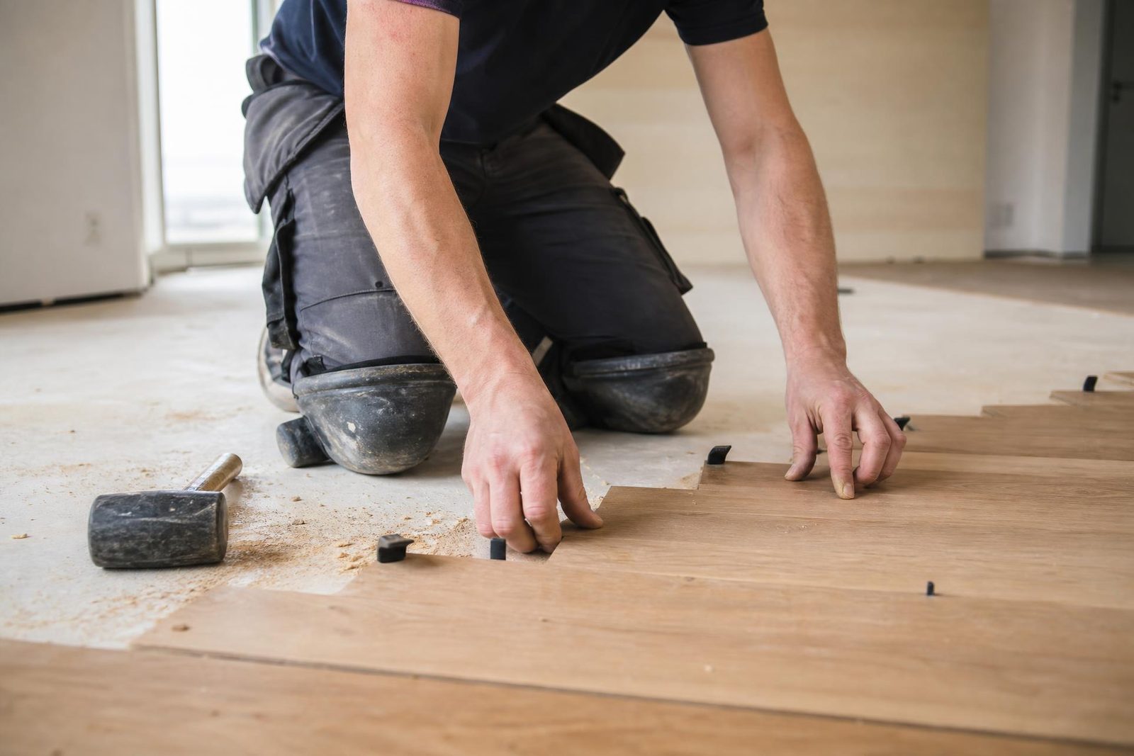 Neu verlegter Holzboden in einer renovierten Wohnung