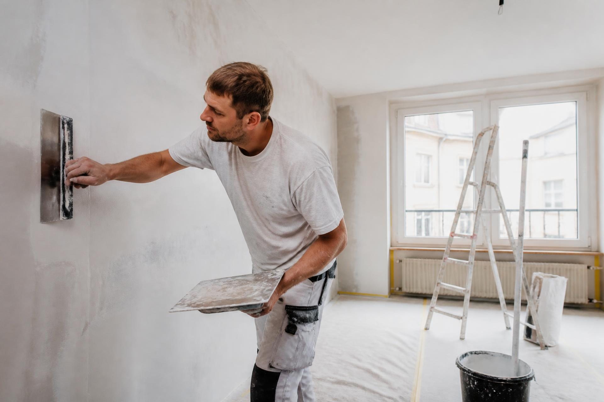 Handwerker koordiniert Renovationsarbeiten in einer geräumten Schweizer Wohnung